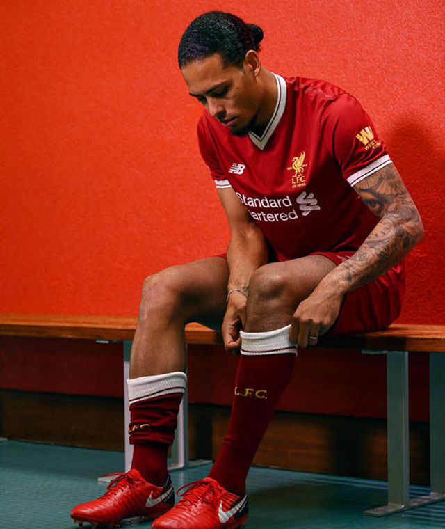 Hậu vệ đắt giá nhất thế giới Van Dijk ra mắt CĐV Liverpool Hậu vệ đắt giá nhất thế giới Van Dijk ra mắt CĐV Liverpool